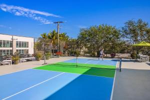 Tenis a/nebo squash v ubytování Naples Park Central Hotel nebo okolí