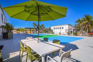 Bazén v ubytování Naples Park Central Hotel nebo v jeho okolí