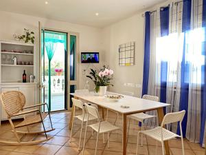a dining room with a table and chairs at Casa Bauhaus - Design E Comfort A 400 M Dalla Spiaggia Di Pescoluse in Marina di Pescoluse