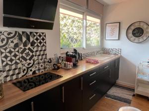 Кухня или мини-кухня в Magnifique Appartement à Cassis,Parking,2 pas du Port

