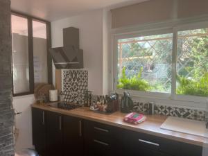 Кухня или мини-кухня в Magnifique Appartement à Cassis,Parking,2 pas du Port
