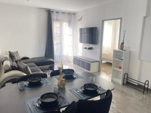 TV a/nebo společenská místnost v ubytování Modern and Cosy Apartment