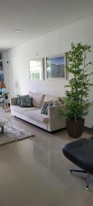 Χώρος καθιστικού στο Apartamento Duplex (Cobertura) Praia do Forte +24 φωτογραφίες