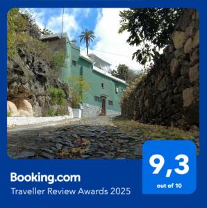 une maison sur une route avec un mur en pierre dans l'établissement Casa El Caminito, à Las Palmas de Gran Canaria