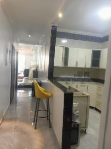 Η κουζίνα ή μικρή κουζίνα στο شقة إكسترا لوكس على النيل