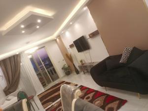 a living room with a couch and a chair at شقة إكسترا لوكس على النيل in Cairo