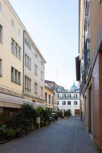 una strada vuota in una città con edifici di 35 minuti da Venezia - Ca'Milli - In Centro vicino alla stazione a Treviso