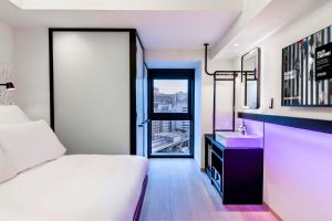 Postel nebo postele na pokoji v ubytování YOTEL Tokyo Ginza + 37 fotografií