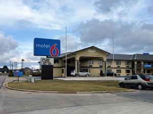 una gasolinera móvil con un cartel delante en Motel 6 Prattville AL, en Prattville