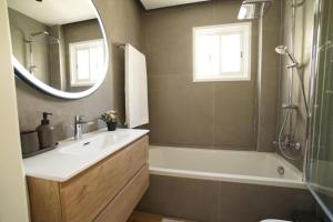 Koupelna v ubytování Stylish Newly Renovated Flat, 250 Meters from the Beach, Central Location with Free Parking