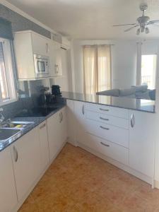 Kuchyňa alebo kuchynka v ubytovaní Penthouse & Jacuzzi With Sea Views In Costa Blanca