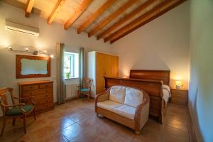 un dormitorio con una cama y una silla en Finca Can Pau, en Calonge 69 fotos más