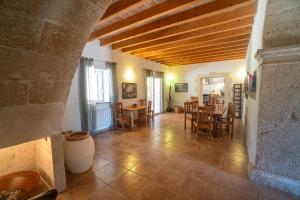 Una gran sala con mesas y sillas en un edificio. en Finca Can Pau, en Calonge