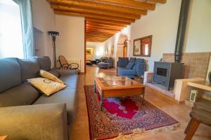 Una sala de estar con un sofá y una mesa de café. en Finca Can Pau, en Calonge