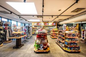 Supermarket nebo jiné obchody v  motelu nebo okolí