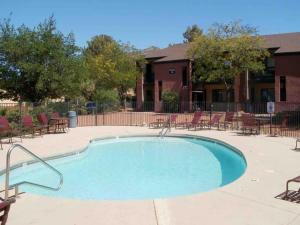 a large swimming pool with chairs and a building at La Casa De Camilla in Sedona