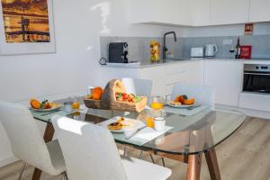 a kitchen with a glass table with fruit on it at Sunset Horizon Carcavelos in Carcavelos