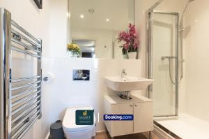 Ένα μπάνιο στο Spacious City Center Apartment By Smart Apartments Short Lets & Serviced Accommodation Apartment Southampton With Free WiFi +41 φωτογραφίες