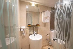 a bathroom with a toilet and a sink and a shower at Hotel nord kap in M'diq