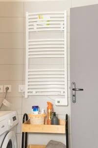 een wasruimte met een droogrek en een wasmachine bij The Zen Space in Athis-Mons