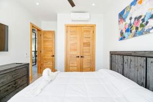 A bed or beds in a room at Paradise Reef Villas
