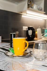 een gele koffiekop en een glas op een aanrecht bij The Zen Space in Athis-Mons