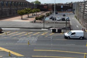 een witte auto staat geparkeerd op een parkeerplaats bij The Zen Space in Athis-Mons