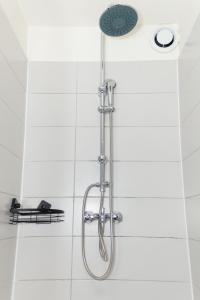 een douche met een douchekop in een badkamer bij The Zen Space in Athis-Mons +14 foto's