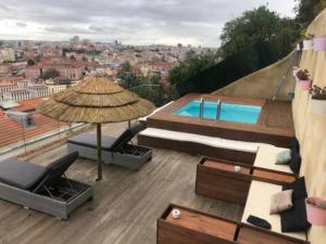 Un patio en la azotea con piscina y sombrilla. en The Rooftop, en Lisboa 29 fotos más