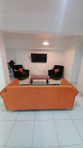 Una sala de estar con un sofá y un televisor de pantalla plana. en LOFT en Barrio Sur, en San Miguel de Tucumán