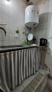 Una encimera de cocina con un fregadero y un electrodoméstico blanco. en LOFT en Barrio Sur, en San Miguel de Tucumán 6 fotos más