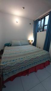 Un dormitorio con una cama con una colcha encima en LOFT en Barrio Sur, en San Miguel de Tucumán