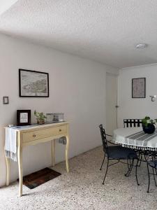 a room with a desk and a table and a chair at Casa Múkara del Puerto in Veracruz