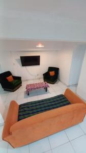 una sala de estar con un sofá y una mesa en LOFT en Barrio Sur, en San Miguel de Tucumán