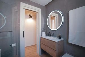 Koupelna v ubytování Stylish Newly Renovated Flat, 250 Meters from the Beach, Central Location with Free Parking + 11 fotografií