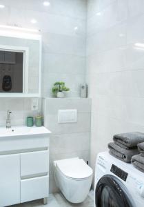 Ένα μπάνιο στο Quiet & Stylish, near Center penthouse - Free coffee, Netflix & much more - GrandStay md