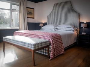 Postel nebo postele na pokoji v ubytování Corrib Lodge