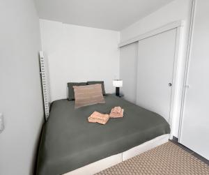 a small bedroom with a bed with two towels on it at Studio SO WOOD lumineux avec vue dégagée in Montpellier