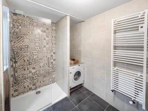 a laundry room with a washer and dryer at Studio SO WOOD lumineux avec vue dégagée in Montpellier
