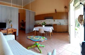 a kitchen and a living room with a table at Casa delle Tholos in Raccuia