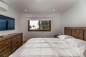 A bed or beds in a room at Paradise Reef Villas