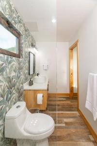 A bathroom at Paradise Reef Villas