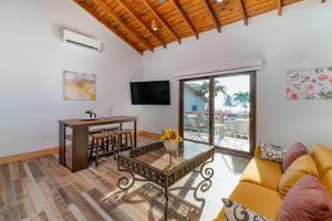 A television and/or entertainment centre at Paradise Reef Villas