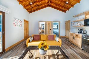 A kitchen or kitchenette at Paradise Reef Villas