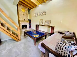Una sala de estar con una mesa y una chimenea. en Casa na Praia e Campo, en Garopaba