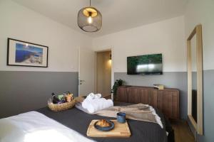 Postel nebo postele na pokoji v ubytování Stylish Newly Renovated Flat, 250 Meters from the Beach, Central Location with Free Parking