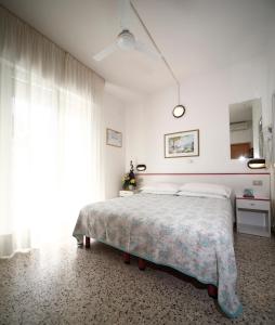 Ένα ή περισσότερα κρεβάτια σε δωμάτιο στο Hotel Lara