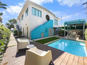 Πισίνα στο ή κοντά στο Aquabella 2 Ocean Breeze Getaway in Isla Verde