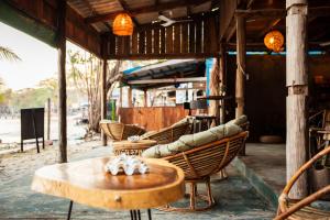 高龙撒冷岛Koalama Cambodia的桌子和椅子