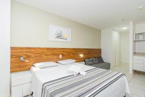 ein Schlafzimmer mit einem Bett mit einer gestreiften Decke in der Unterkunft Fusion Hotel em Brasília 09954 in Brasilia